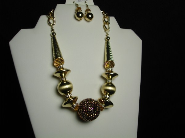 Center Stone Necklace Set in Gold
